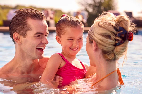 Glimlachend Gezin Zomervakantie Ontspannen Het Zwembad — Stockfoto
