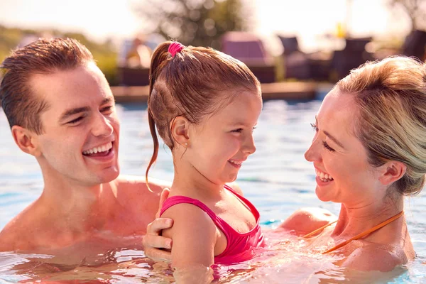 夏日微笑的家庭在游泳池里放松一下 — 图库照片
