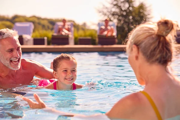 Großeltern Bringen Enkelin Das Schwimmen Sommerurlaub Der Familie Bei — Stockfoto