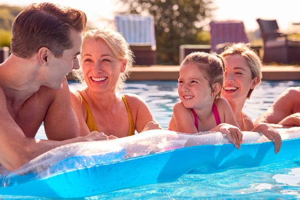 Família Sorridente Multi Geração Férias Verão Que Relaxam Piscina Airbed — Fotografia de Stock