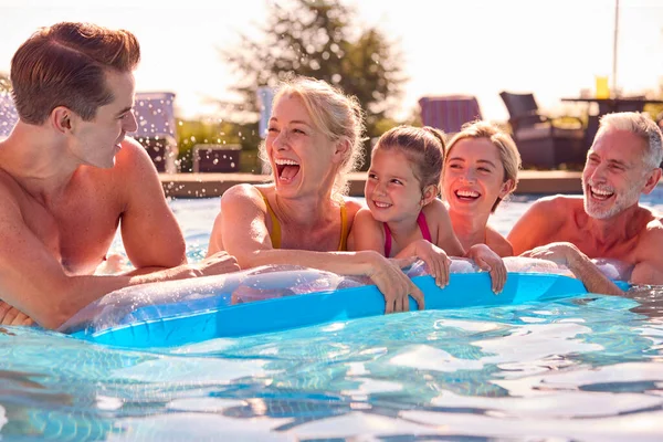 Famiglia Sorridente Multi Generazione Vacanza Estiva Rilassarsi Piscina Sul Lettino — Foto Stock