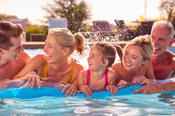 Familia Sonriente Multi Generación Vacaciones Verano Relajante Piscina Airbed —  Fotos de Stock