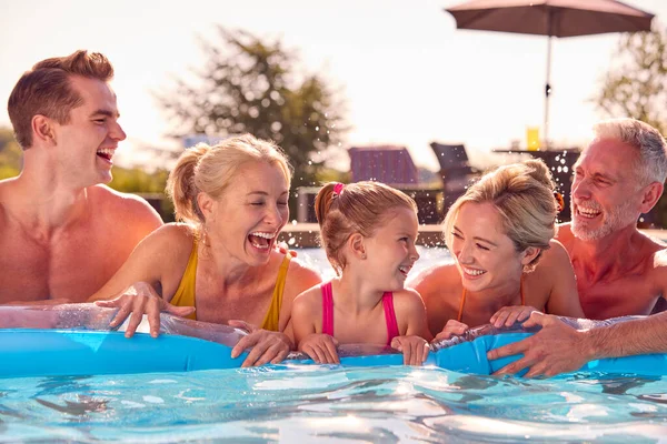 Usmívající Vícegenerační Rodina Letních Prázdninách Relaxující Bazénu Airbed — Stock fotografie