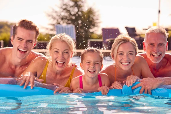 Porträt Einer Lächelnden Mehrgenerationenfamilie Sommerurlaub Entspannen Schwimmbad Auf Der Luftmatratze — Stockfoto