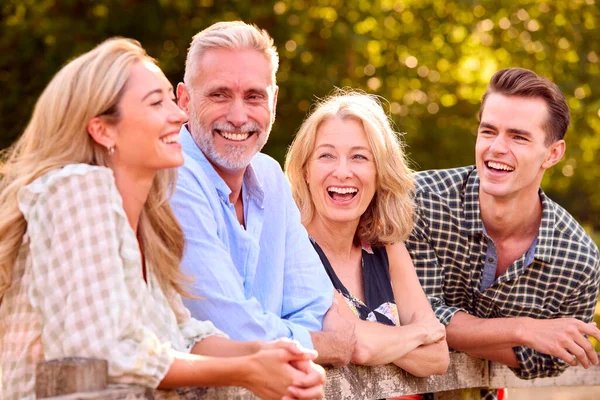 Famiglia Multi Generazione Con Prole Adulta Appoggiata Alla Recinzione Che — Foto Stock