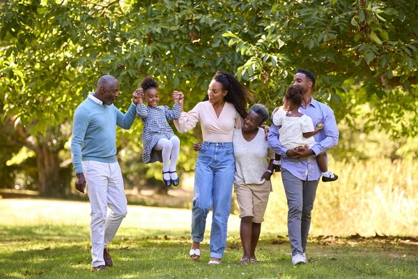 Multi Generation Family Genying Walk Countryside Samen Swingen Kleindochter — Stockfoto