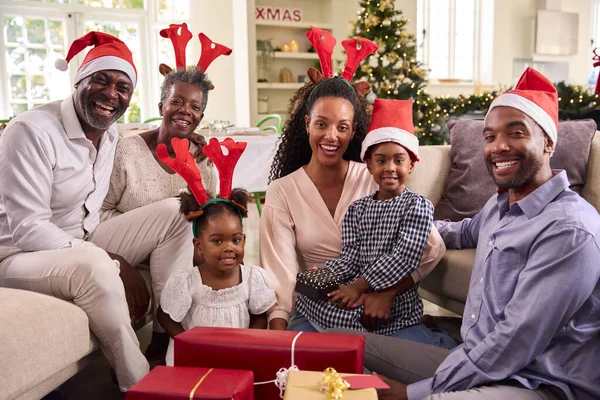 Famille Multi Génération Célébrez Noël Maison Portant Des Chapeaux Père — Photo