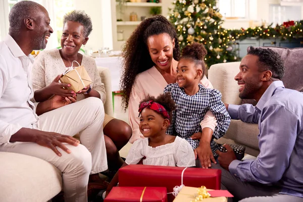 Multi Generation Familie Viert Kerstmis Thuis Opening Cadeautjes Samen — Stockfoto
