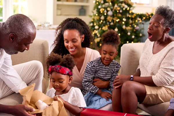Multi Generation Rodzina Świętuje Boże Narodzenie Domu Otwarcie Prezenty Razem — Zdjęcie stockowe