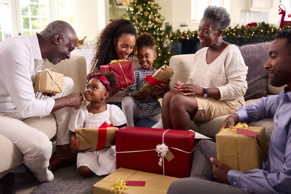 Multi Generation Rodzina Świętuje Boże Narodzenie Domu Otwarcie Prezenty Razem — Zdjęcie stockowe
