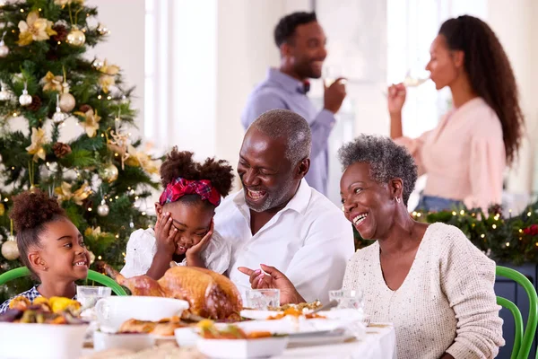 Família Multi Geração Que Celebra Natal Casa Que Come Refeição — Fotografia de Stock