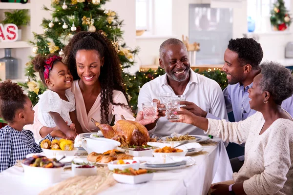 家庭でクリスマスを祝う多世代家族食事と水でトーストを作る — ストック写真