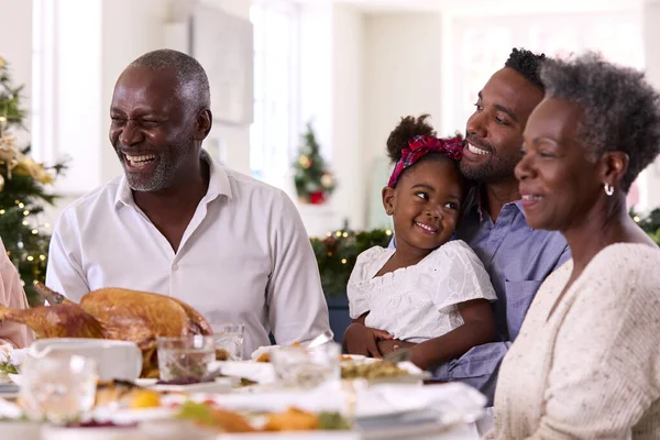 Mehrgenerationenfamilie Feiert Weihnachten Hause Mit Großvater Dienste Der Türkei — Stockfoto