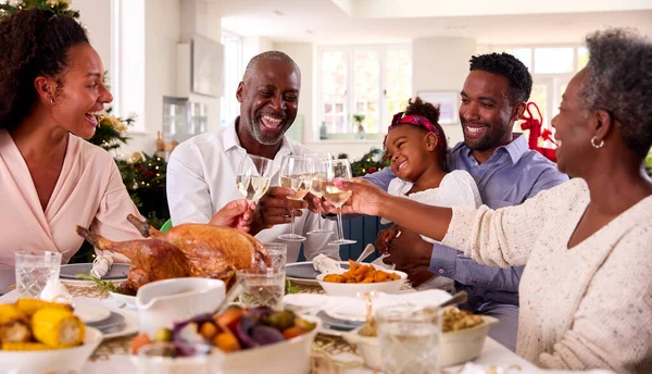 Multi Generation Rodzina Świętuje Boże Narodzenie Domu Jedzenie Posiłków Podejmowania — Zdjęcie stockowe