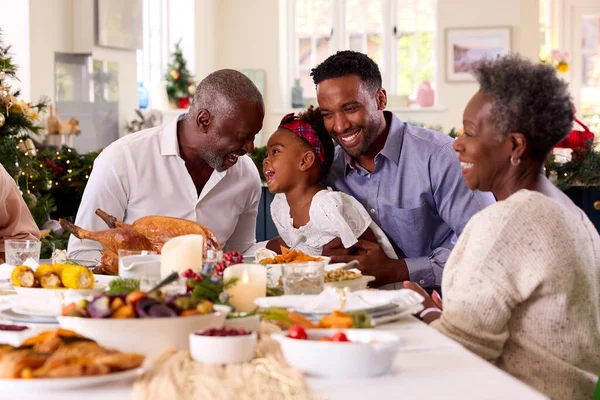 Mehrgenerationenfamilie Feiert Weihnachten Hause Mit Großvater Dienste Der Türkei — Stockfoto
