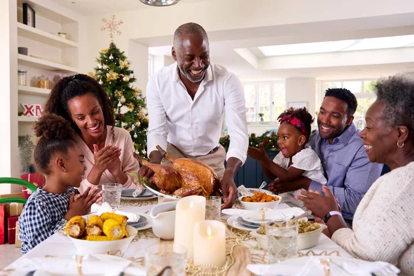 Família Várias Gerações Celebrando Natal Casa Com Avô Servindo Turquia — Fotografia de Stock