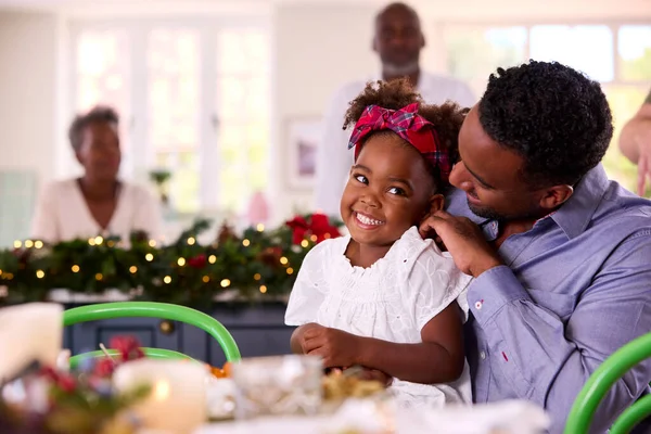 Több Generációs Család Ünnepli Karácsonyt Otthon Étkezés Együtt — Stock Fotó