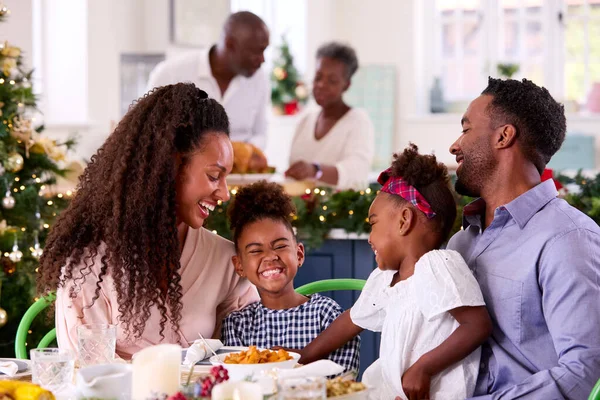 Több Generációs Család Ünnepli Karácsonyt Otthon Étkezés Együtt — Stock Fotó