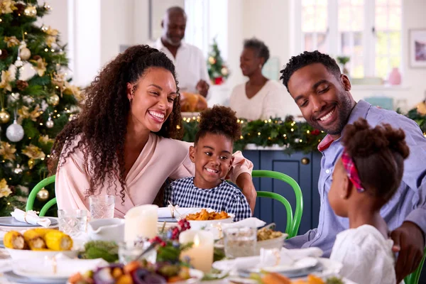 Famille Multi Génération Célébrant Noël Maison Manger Repas Ensemble — Photo