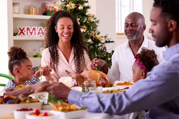 Famille Multi Génération Célébrant Noël Maison Prière Avant Manger Repas — Photo