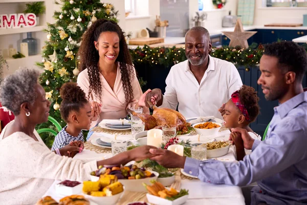Mehrgenerationenfamilie Feiert Weihnachten Hause Und Betet Vor Dem Gemeinsamen Essen — Stockfoto