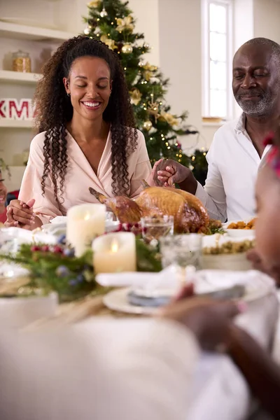 Família Várias Gerações Celebrando Natal Casa Oração Antes Comer Refeição — Fotografia de Stock