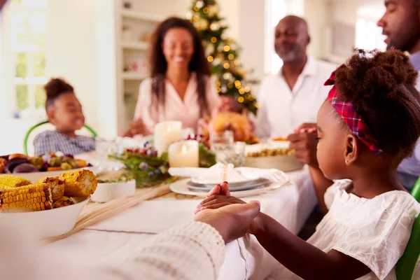 Семья Нескольких Поколений Празднует Рождество Дома Произнося Молитву Перед Едой — стоковое фото