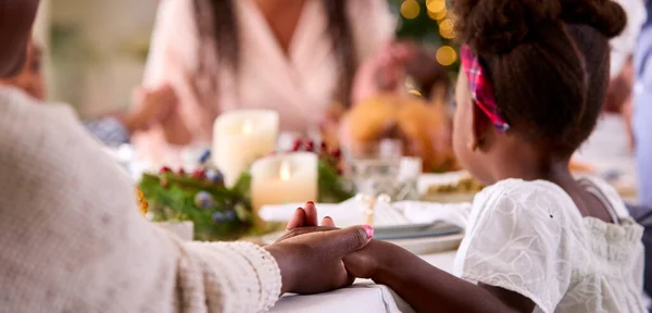 Familia Varias Generaciones Celebrando Navidad Casa Rezando Oración Antes Comer — Foto de Stock
