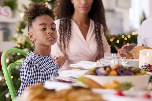 Család Otthon Ünnepli Karácsonyt Anyával Lányával Imádkoznak Étkezés Előtt — Stock Fotó