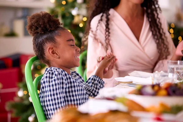 Família Celebrando Natal Casa Com Mãe Filha Rezando Antes Comer — Fotografia de Stock