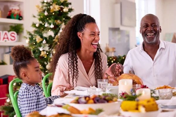 Multi Generation Family Celebrating Christmas Home Saying Prayer Eating Meal — Stock Photo, Image