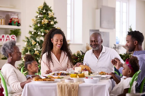 Multi Generation Familie Vieren Kerstmis Thuis Bidden Voor Het Eten — Stockfoto