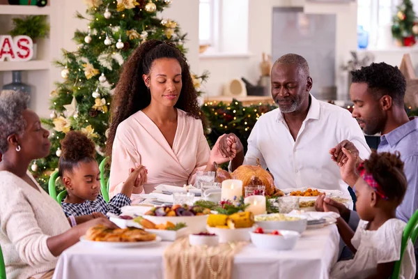Multigenerační Rodina Slaví Vánoce Doma Modlitba Před Jídlem Spolu — Stock fotografie