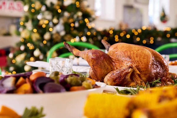 与烤土豆片和装饰蔬菜共进圣诞午餐的餐桌 — 图库照片