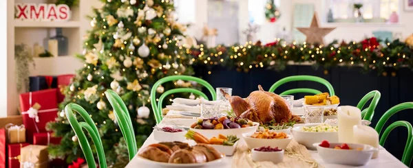 Stůl Doma Vánoční Oběd Pečeným Krocanem Zeleninou Dekoracemi — Stock fotografie