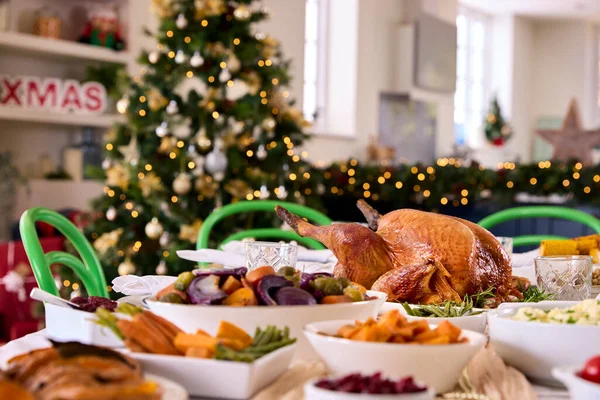 Stół Domu Zestaw Świątecznego Obiadu Pieczenią Turcja Warzywa Dekoracjami — Zdjęcie stockowe