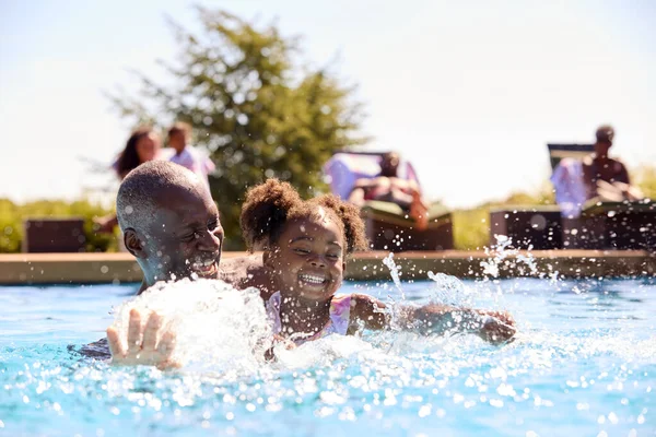 Nonno Insegnare Nipote Nuotare Piscina All Aperto Vacanza — Foto Stock
