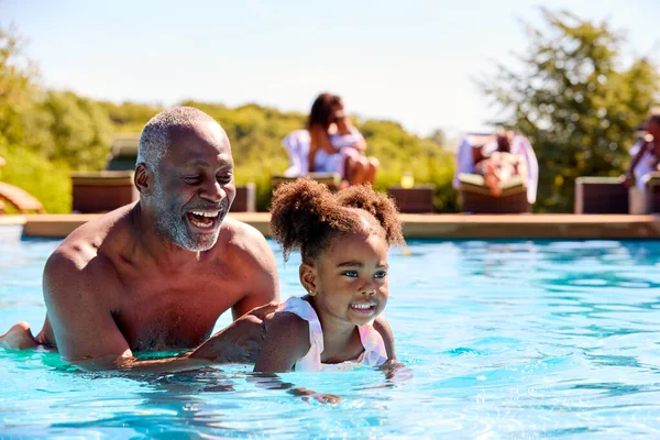 할아버지는 할머니에게 휴일에 연못에서 수영하는 가르친다 — 스톡 사진