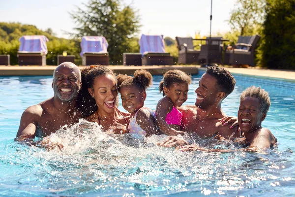 Yüzme Havuzunda Dinlenen Yaz Tatilinde Gülümseyen Çok Nesilli Aile Portresi — Stok fotoğraf
