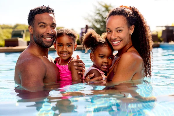 Portret Familie Zomervakantie Met Twee Meisjes Wordt Vastgehouden Het Zwembad — Stockfoto