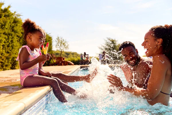 Familie Zomervakantie Met Twee Meisjes Ijslollies Eten Door Zwembad Spetterende — Stockfoto