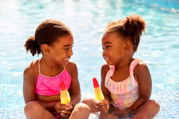 Familie Zomervakantie Met Twee Meisjes Ijslollies Eten Bij Zwembad — Stockfoto