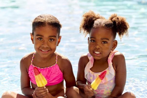 Porträt Einer Familie Sommerurlaub Zwei Mädchen Essen Eislöckchen Swimmingpool — Stockfoto