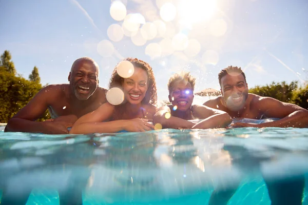 Multigenerační Rodina Dospělými Potomky Letních Prázdninách Nafukovací Bazénu — Stock fotografie