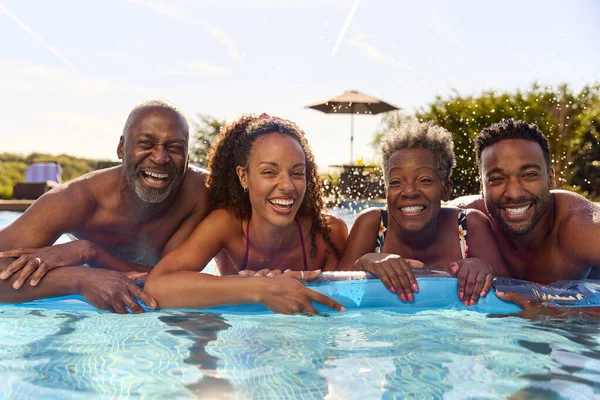 Familia Multi Generación Con Descendencia Adulta Vacaciones Verano Piscina Inflable —  Fotos de Stock