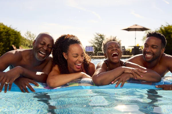 Multi Generatie Familie Met Volwassen Nakomelingen Zomervakantie Opblaasbaar Het Zwembad — Stockfoto