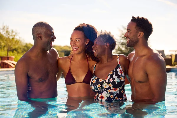 Mehrgenerationenfamilie Mit Erwachsenem Nachwuchs Sommerurlaub Gemeinsam Schwimmbad Entspannen — Stockfoto