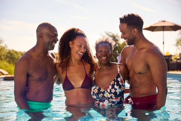 Multigenerační Rodina Dospělými Potomky Letních Prázdninách Relaxační Bazénu Spolu — Stock fotografie