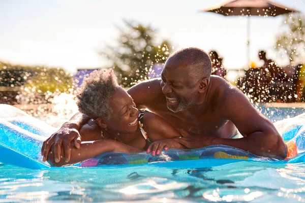 Usmívající Starší Pár Letních Prázdninách Relaxace Bazénu Nafukovací — Stock fotografie