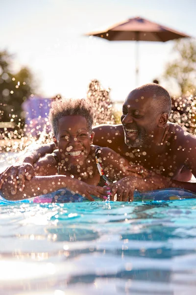 Portrét Usměvavé Seniorské Dvojice Letních Prázdninách Relaxace Bazénu Nafukovací — Stock fotografie